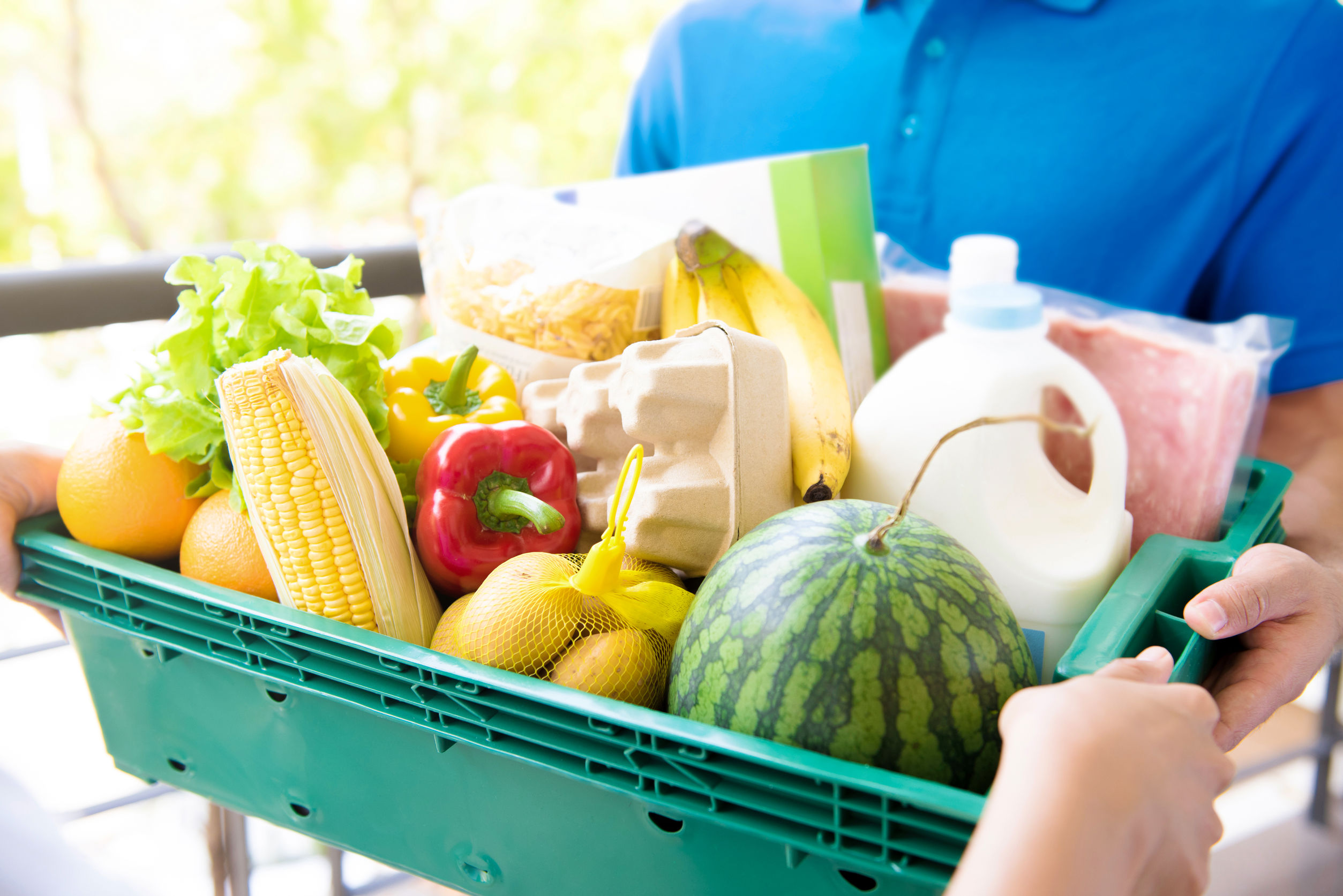 Человек доставляет продукты. Поставщики свежих продуктов. Food delivery. Grocery delivery. Grocery delivery.